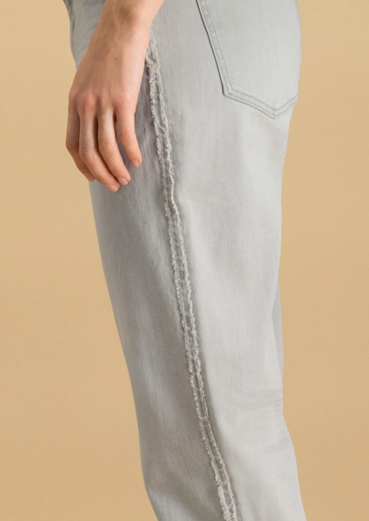  DELICATE GREY