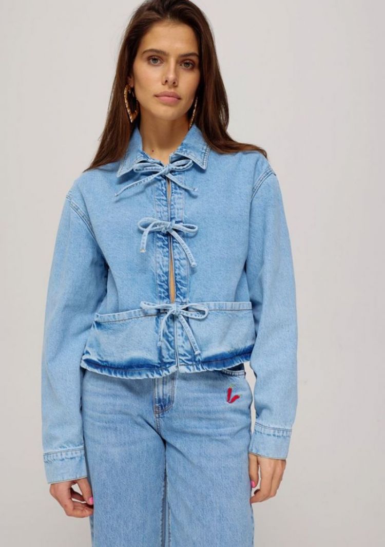  LIGHT BLUE