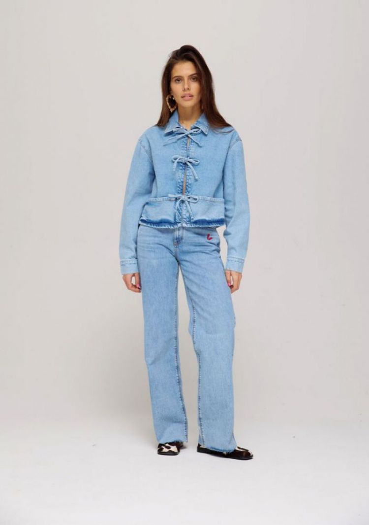  LIGHT BLUE